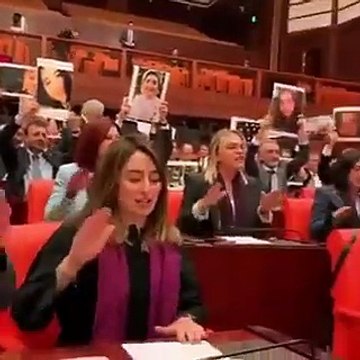 Meclis'te kadın vekillerden protesto