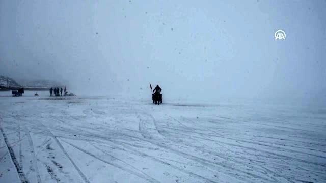 Çıldır Gölü'nde atlı kızak keyfi başladı