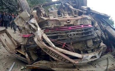 Nepal'de otobüs şarampole yuvarlandı: 14 ölü, 16 yaralı