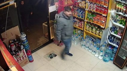 Siparişi gelmeyen şahsın silahla marketi bastığı anlar kamerada