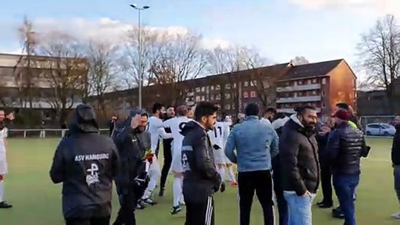Die Spieler des ASV Hanburg bejubeln den Sieg gegen Cordi