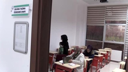 Okuma yazmayı 60 yaşında öğrendi