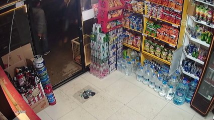 Ataşehir'de bir iş yerinde tartıştığı kişileri yaralayan şüpheli kaçtı - İSTANBUL