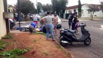 Dois jovens ficam feridos em acidente entre carro e moto no Parque Verde