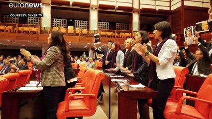 شاهد: برلمانيات تركيات يشاركن في حملة التنديد بالعنف ضد المرأة "المغتصب هو أنت"