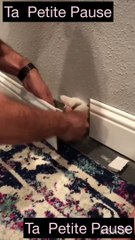 Regardez ce qu'il découvre derrière la plinthe de leur mur