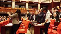 El himno feminista chileno 'el violador eres tú' irrumpe en el Parlamento turco