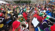 300 músicos ofrecen un concierto navideño con tubas en Portland, en Oregón
