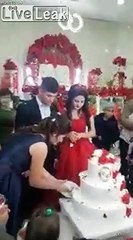 Enervé, le marié renverse le gateau et le champagne en plein diner !