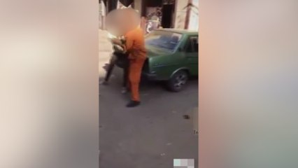 "ضرب وشتيمة".. شباب يعتدون على عجوز يرتدي زي عامل نظافة في طنطا