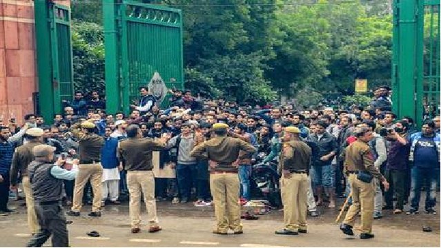 #CAAProtests: South Delhi turns battlefield as police, students clash at Jamia University
