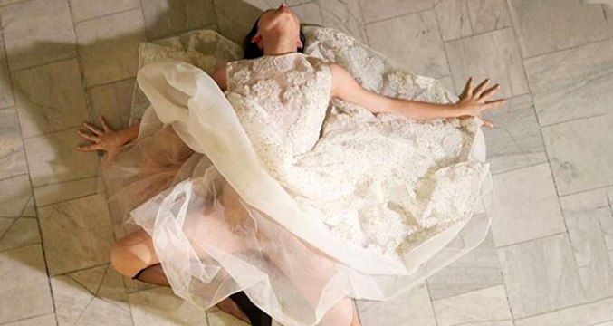 Beren Saat'in yere yatarak verdiği poz takipçilerini ikiye böldü