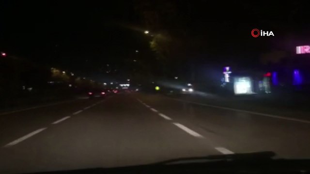 Makas atmaya çalışırken önce duvara sonra otomobile çarptı