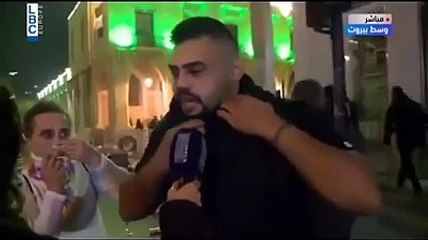 شاهد لحظة صفع أحد المتظاهرين اللبنانيين لشبيح من حركة أمل (فيديو)