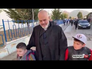 Rama shoqëron Alesjon e Aurelin për në shkollë, batuta me Sulin:  O Rakip po rregulloj këto gropa