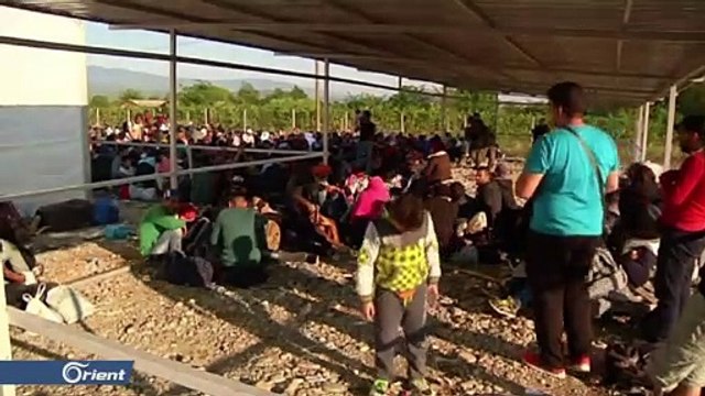 آلاف اللاجئين السوريين محتجزون في مخيمات في الجزر اليونانية.. إلى متى؟
