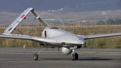 Türkiye'den havalanan İHA, KKTC Geçitkale Havalimanı'na indi (2) - GEÇİTKALE