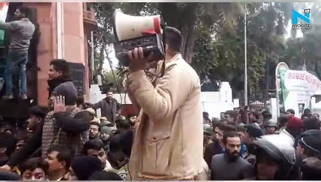 Watch how Aligarh SSP persuaded highly-charged crowd of protestors alone