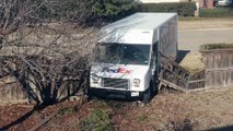 FedEx détruit ta palissade de jardin... et s'en va ! Merci le livreur