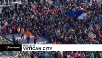 پاپ تندیس کودکی مسیح را برای کودکان متبرک کرد
