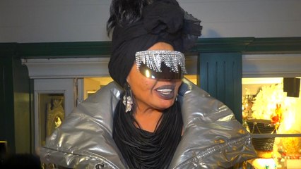 Bülent Ersoy mağaza kapattı