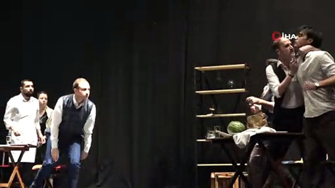 “Enayi” adlı oyun tiyatro severlerle buluştu