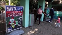 Mexique: un Père Noël plonge dans l'aquarium du zoo de Guadalajara