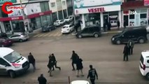Cadde ortasında sopalarla birbirlerine saldırdılar