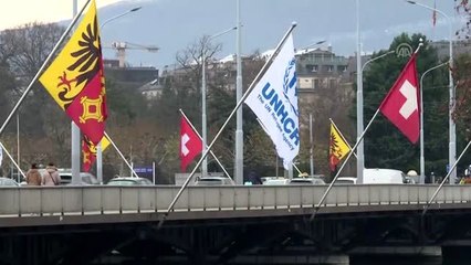 İsviçre'de yaşayan Türk vatandaşları, Cumhurbaşkanı Erdoğan'ı karşılamak için bekliyor