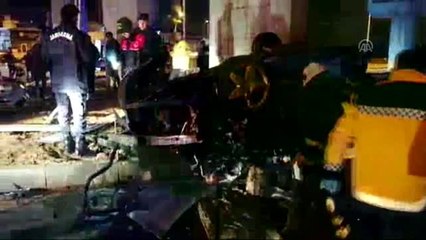 Köprünün beton blokuna çarpan otomobildeki 3 kişi öldü, 2 kişi yaralandı