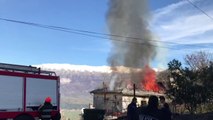 Ora News - Gjirokastër: Banesa në flakë, rrezikohen banesa të tjera