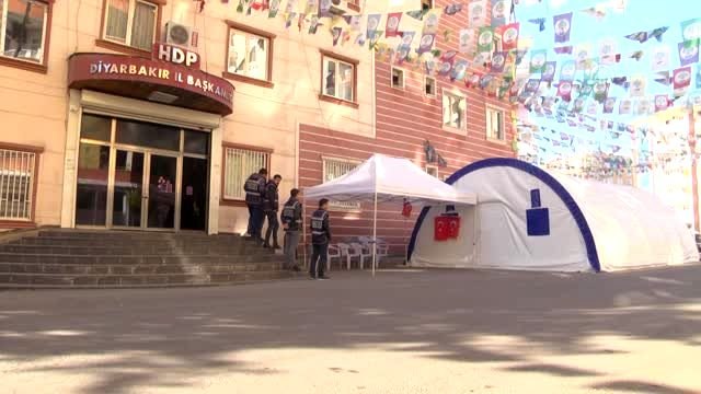 Diyarbakır annelerinin oturma eylemine katılım sürüyor