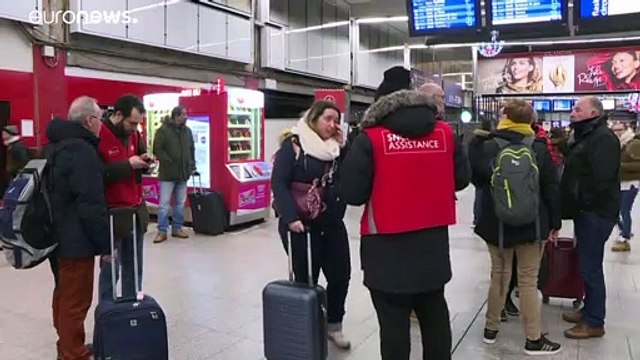 Francia: trattative a bassa velocità tra governo e sindacati, prosegue lo sciopero