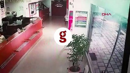 Direksiyonda fenalaşan sürücü otomobille Açık Öğretim bürosuna girdi