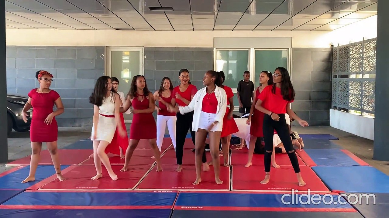 Arbre de Noël et spectacle de solidarité du collège de la Chatoire du Tampon