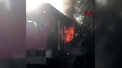 Esenyurt'ta hurda iett otobüsü alev alev yandı