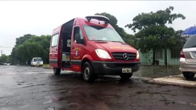 Mulher fratura o tornozelo ao cair de escada, no Bairro Claudete