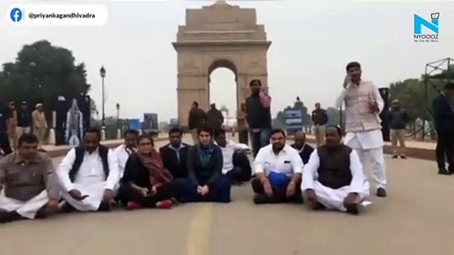 Jamia stir:Priyanka Gandhi sits on protest at India Gate