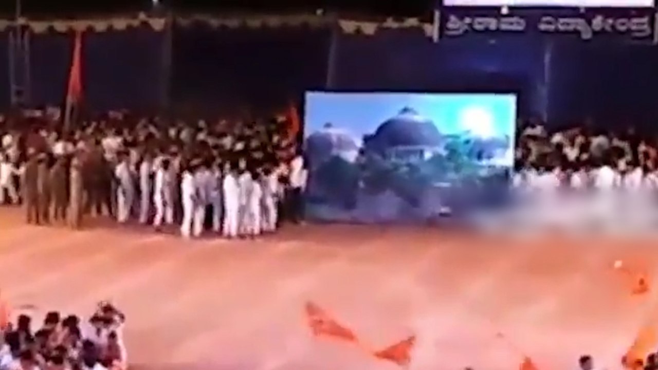 பாபர் மசூதியை இடிப்பது போல மாணவர்களுக்கு விளையாட்டு