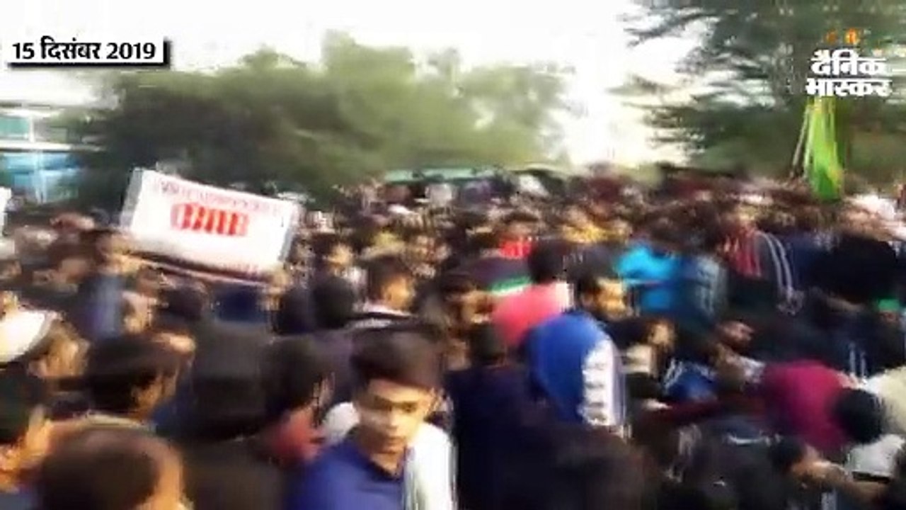 देशभर में विरोध: दिल्ली में प्रियंका का धरना, ब...