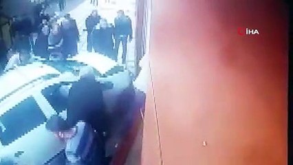 Otomobil açıköğretim ofisine daldı: 1 ölü, 2 yaralı