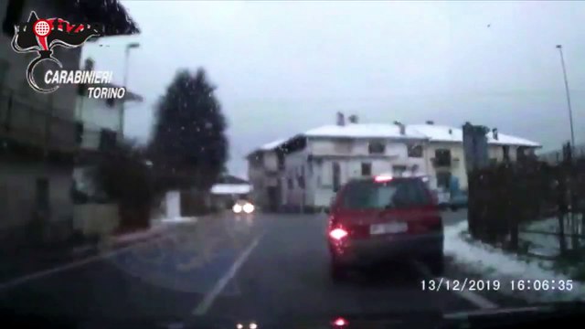 Esce da carcere, ruba un'auto e sfiora il frontale durante l'inseguimento: le immagini | Notizie.it
