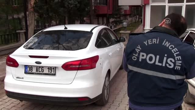 Polis memurunun otomobiline yorgun mermi isabet etti