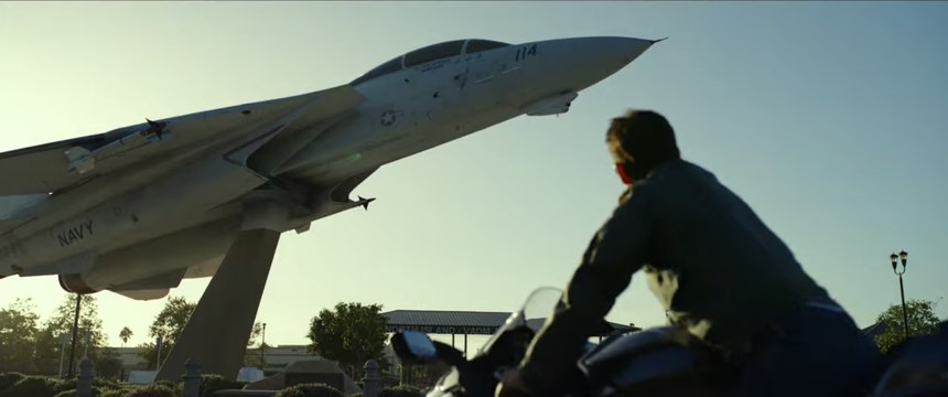 Tom Cruise renfile son costume de super pilote dans la bande-annonce de Top Gun 2