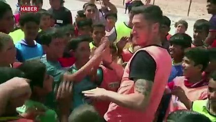 Скачать видео: Çin, Uygur Türklerine destek veren Özil'in maçını yayından kaldırdı