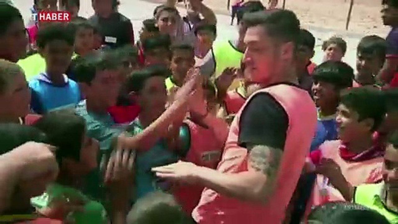 Çin, Uygur Türklerine destek veren Özil'in maçını yayından kaldırdı