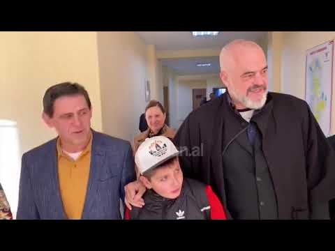 Rama shoqeron ne shkolle Alesion dhe Aurelin