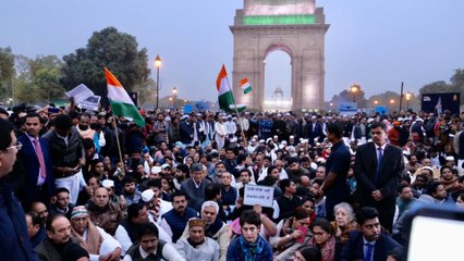 Priyanka Gandhi sits on protest at India Gate to slam police action | Oneindia Malayalam