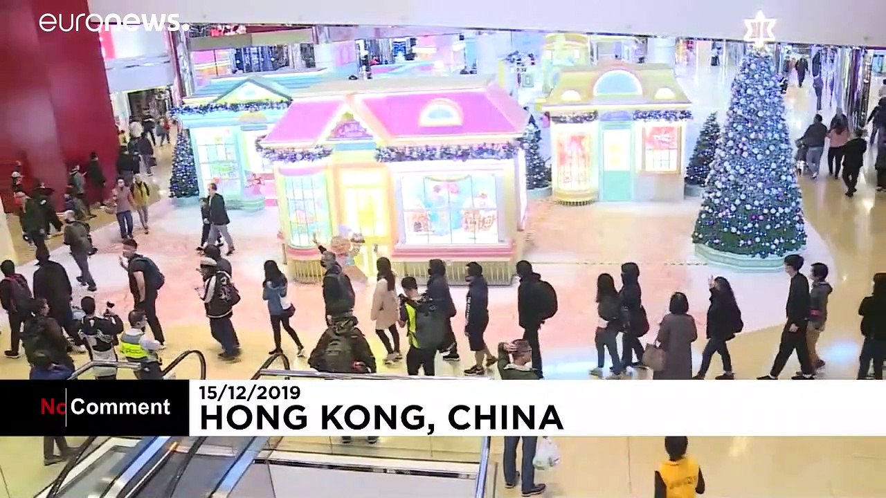 Hongkong: Demonstranten stürmen Einkaufszentren