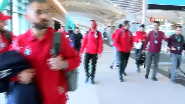 İstiklal Marşı'nı Gururla Söyleyen Buz Hokeyi Milli Takımı Yurda Döndü